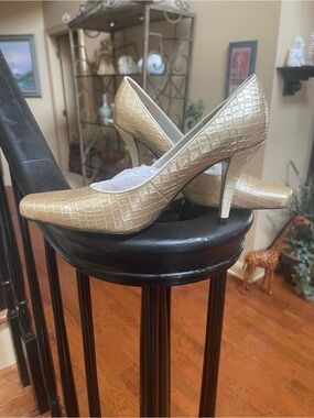 J Renee Retro Champagne Crocodile Embossed Neutral  Pattern Pumps Square Toe 9.5